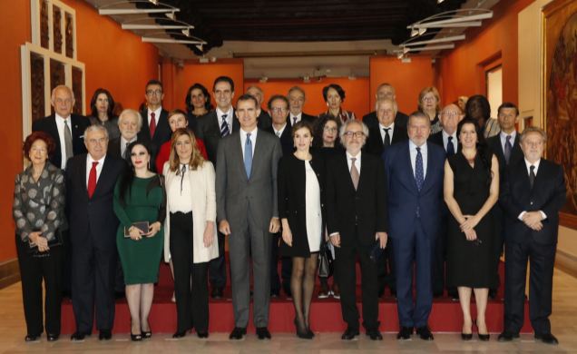 Los Reyes, la presidenta de la Junta de Andalucía y el ministro de Educación, Cultura y Deporte, con los premiados