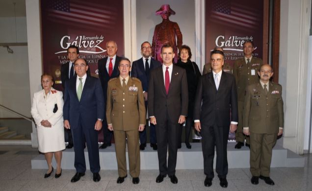 Su Majestad el Rey junto con las diferentes autoridades invitadas al acto, al pie de la estatua de Bernardo de Gálvez