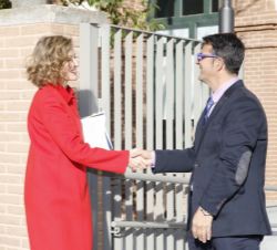 Su Majestad la Reina es recibida por el presidente de FEDER, Juan Carrión, a su llegada a la sede de FEDER