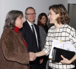 Doña Letizia saluda a los asistentes a la reunión de trabajo de la Junta Directiva de FEDER