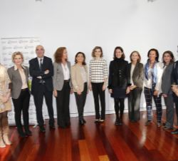 Su Majestad la Reina acompañada por miembros de la Federación Española de Enfermedades Raras (FEDER) y de la Real e Ilustre Junta de Damas de Honor y 