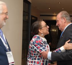 Su Majestad el Rey recibe el saludo de la secretaria General Iberoamericana, Rebeca Grynspan, en la clausura del acto de la Fundación Cotec