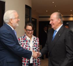 Su Majestad el Rey Don Juan Carlos recibe el saludo del Embajador de España en la República Argentina, Estanislao de Grandes Pascual