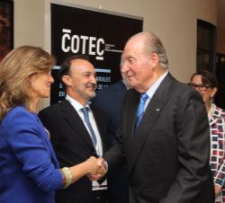 Don Juan Carlos recibe el saludo de la Presidenta de la Fundación Cotec, Cristina Garmendia