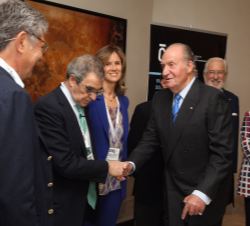 Don Juan Carlos recibe el saludo del Presidente de Telefónica, César Alierta