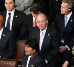 Don Juan Carlos en la tribuna junto a los jefes de Estado y de Gobierno asistentes a la ceremonia de asunción del poder por el Pte. Macri