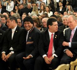 Su Majestad el Rey Don Juan Carlos junto a los jefes de Estado asistentes al traspaso de los atributos de mando,en el Salón Blanco de la Casa Rosada