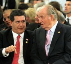 Don Juan Carlos conversa con el presidente del la República del Paraguay, Horacio Cartes