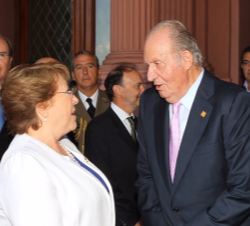 Su Majestad el Rey Don Juan Carlos conversa con la presidenta de la República de Chile, Michelle Bachelet, a la salida de la Casa Rosada tras la cerem