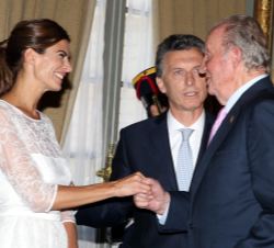 Don Juan Carlos junto al presidente de la República Argentina y la señora Juliana Awada de Macri