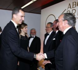 Sus Majestades los Reyes, tras su llegada a la Casa de ABC, reciben el saludo de los premiados Carlos Herrera, Premio "Mariano de Cavia"; Mi