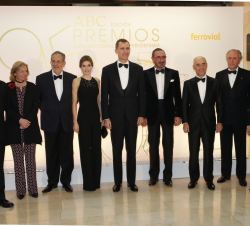 Don Felipe y Doña Letizia junto a la presidenta y editora de ABC, el presidente de Vocento, el patrocinador, el presidente del jurado y los premiados 