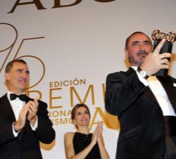 Sus Majestades los Reyes junto a Carlos Herrera, Premio "Mariano de Cavia"