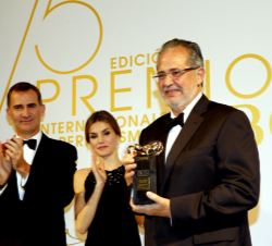 Don Felipe y Doña Letizia junto a Miguel henrique Otero, Premio "Luca de Tena"