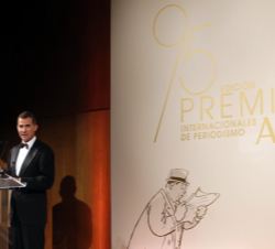 Su Majestad el Rey durante su intervención en la cena en honor de los galardonados con los Premios "Mariano de Cavia", "Luca de Tena&qu