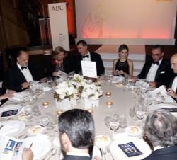 Don Felipe y Doña Letizia ocupan su lugar en la mesa junto a los galardonados y autoridades momentos antes de que de comienzo la entrega de premios y 