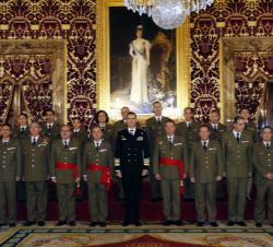 Su Majestad el Rey junto a los integrates de una comisión del Cuerpo de Ingenieros Politécnicos, en el 75º aniversario de su creación