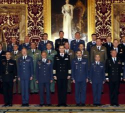 Su Majestad el Rey junto a un grupo de coroneles y capitanes de Navío de las Fuerzas Armadas, tras ser recibidos en audiencia