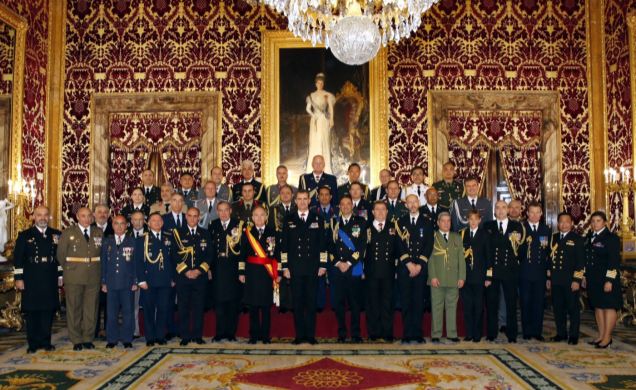 Su Majestad el Rey junto a un grupo de Agregados de Defensa, Militares, Navales, Aéreos y de Armamento, acreditados en España y Comisión de representa