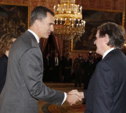 Su Majestad el Rey recibe el saludo del presidente de la Fundación Princesa de Girona, Francisco Belil