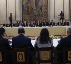 Vista general de la mesa presidencial durante la reunión del Patronato de la Fundación Princesa de Girona
