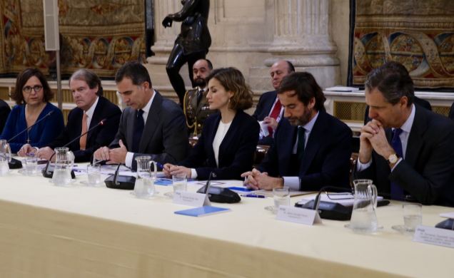 Sus Majestades los Reyes durante la reunión del Patronato de la Fundación Princesa de Girona