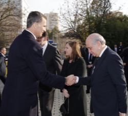 Don Felipe recibe el saludo del ministro del Interior, Jorge Fernández Díaz