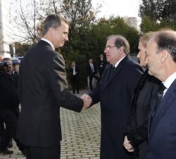 Su Majestad el Rey recibe el saludo del presidente de la Junta de Castilla y León, Juan Vicente Herrera