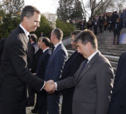 Don Felipe recibe el saludo del director general de la Policía, Ignacio Cosidó