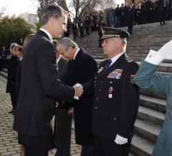 Su Majestad el Rey recibe el saludo del director adjunto operativo de la Policía, Eugenio Pino