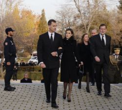 Don Felipe y Doña Letizia acceden a la Plaza de las Provincias, donde se desarrollaron los actos