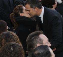 Don Felipe ofrece sus condolencias a los familiares de los agentes fallecidos