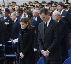Don Felipe y Doña Letizia, durante la entrada de los féretros