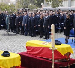 Sus Majestades los Reyes, autoridades y asistentes, durante el acto