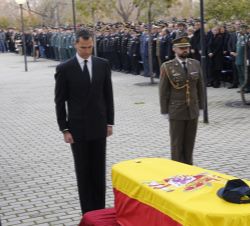 Don Felipe, junto al féretro del policía Isidro Gabino San Martín Hernández, tras imponerle la Medalla de Oro al Mérito Policial 