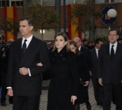 Don Felipe y Doña Letizia, junto al resto de autoridades, abandonan el lugar de los actos 