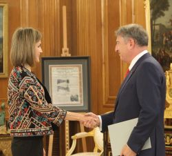 Su Majestad la Reina recibe el saludo del presidente del Consejo de Administración de Radio Televisión Española, José Antonio Sánchez