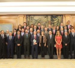 Doña Letizia, con la representación de los organizadores y colaboradores en la campaña solidaria "Un juguete, una ilusión"