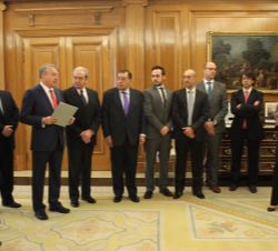 Su Majestad la Reina conversa con los organizadores y colaboradores de la campaña solidaria "Un juguete, una ilusión"