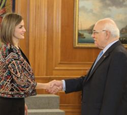 Su Majestad la Reina recibe el saludo del presidente de la FAD, Ignacio Bayón Mariné 