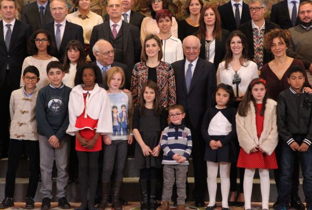 Su Majestad la Reina junto los premiados y acompañantes de los premios a la Acción Magistral 2015