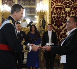 Su Majestad el Rey recibe la Carta Credencial de manos del embajador de la República Tunecina, Wacef Chiha