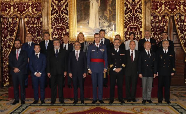 Su Majestad el Rey junto a la comisión de los participantes en el homenaje en Pasajes al Teniente General Blas de Lezo y Olavarrieta
