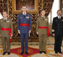 Su Majestad el Rey junto los Generales de División del Ejército de Tierra y Vicealmirante de la Armada