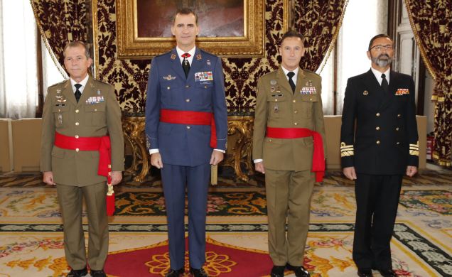 Su Majestad el Rey junto los Generales de División del Ejército de Tierra y Vicealmirante de la Armada