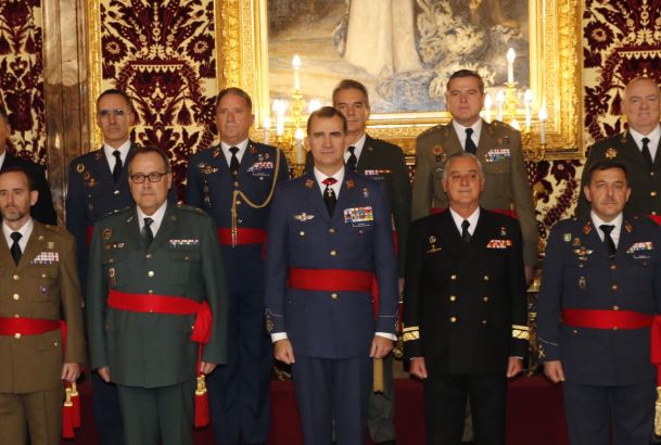 Su Majestad el Rey con el grupo de Generales de Brigada y Contralmirantes de las Fuerzas Armadas y de la Guardia Civil 