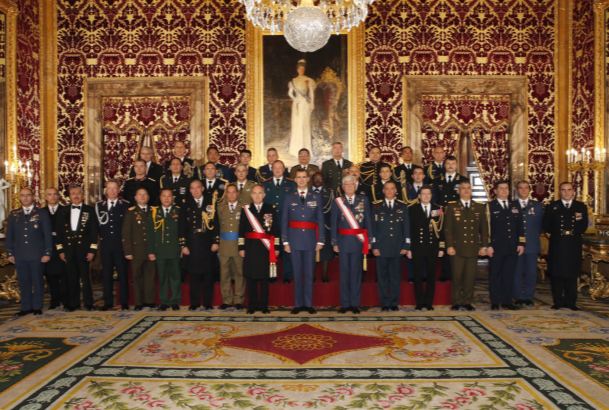 Su Majestad el Rey junto a un grupo de Agregados de Defensa, Militares, Navales, Aéreos y de Armamento, acreditados en España y Comisión de representa