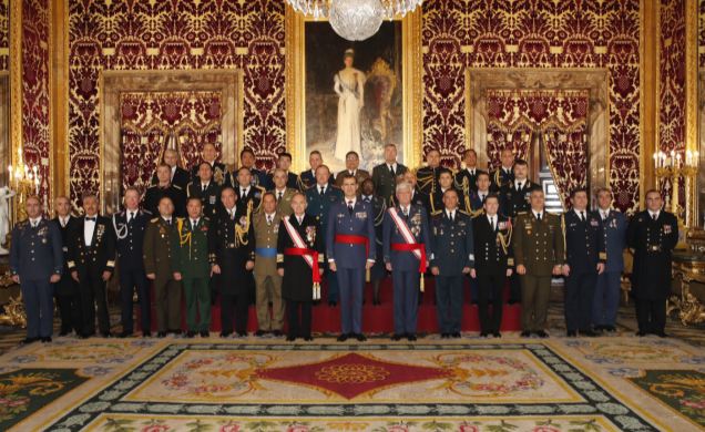 Su Majestad el Rey junto a un grupo de Agregados de Defensa, Militares, Navales, Aéreos y de Armamento, acreditados en España y Comisión de representa