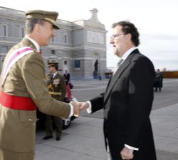 Su Majestad el Rey a su llegada recibe el saludo del presidente del Gobierno, Mariano Rajoy Brey