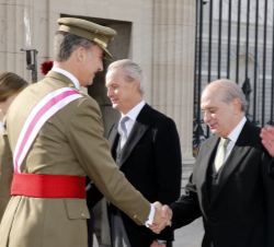 Don Felipe recibe el saludo del ministro del Interior, Jorge Fernández Díaz